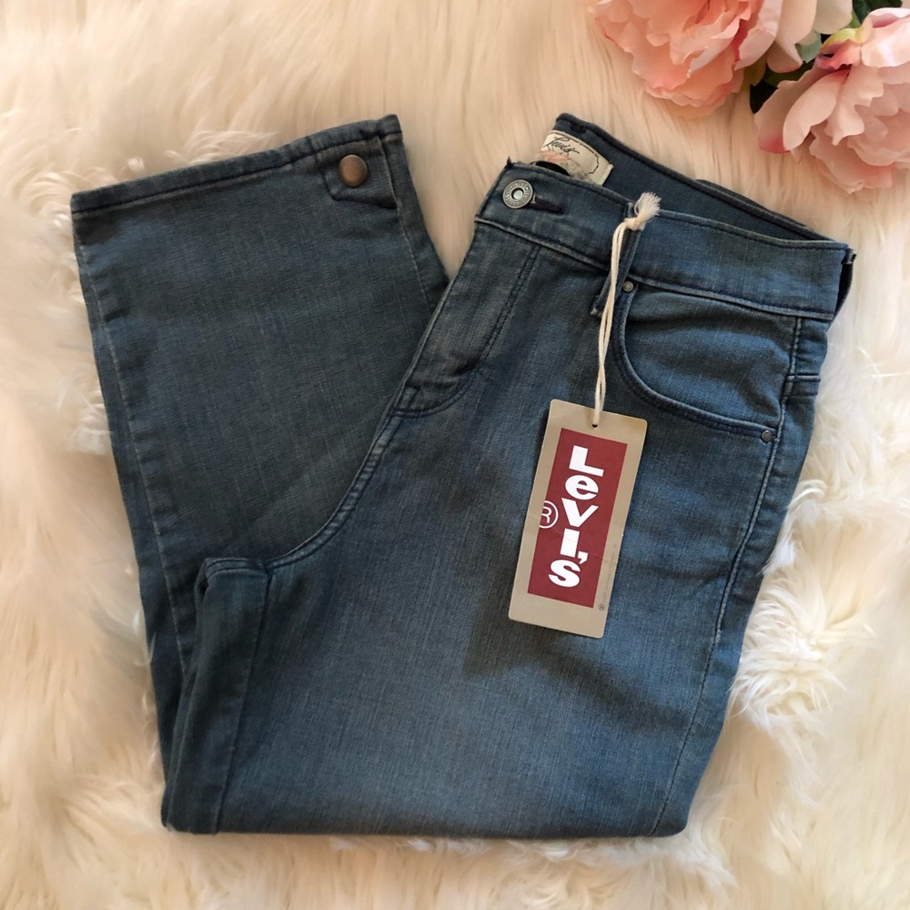 NWT Levi’s Perfectly Slimming 512 Capri Soft Denim